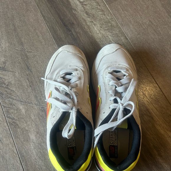 New Balance Women's 515 V3 Sneaker - Picture 3 of 6